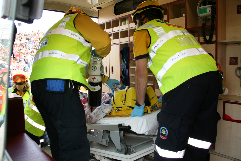Sanitarios SAMUR atendiendo paciente en el interior de una ambulancia (simulacro)
